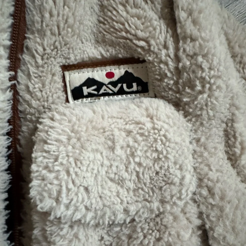 KAVU original Sherpa fuzz snug Cream Sling Bag